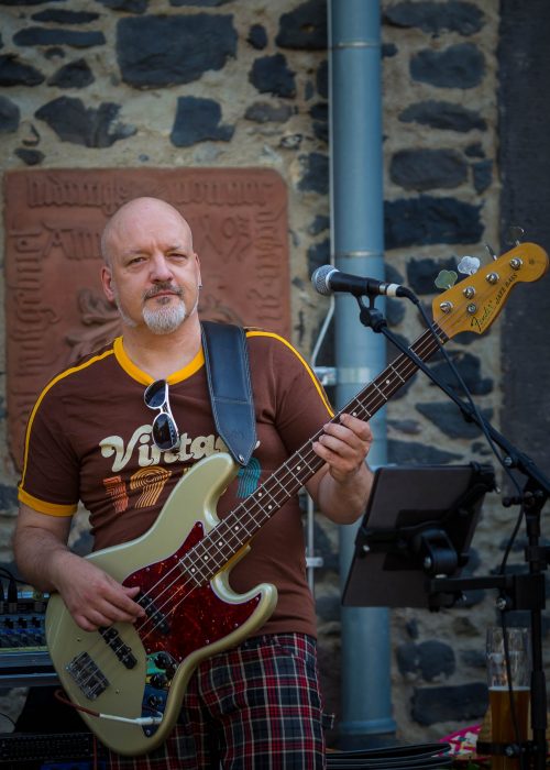 Erna und die Berts, Bass