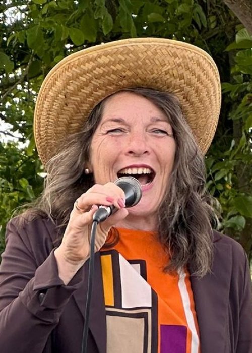 Erna und die Berts, Sängerin