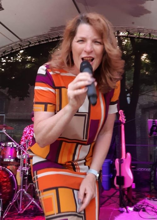 Erna und die Berts, Sängerin