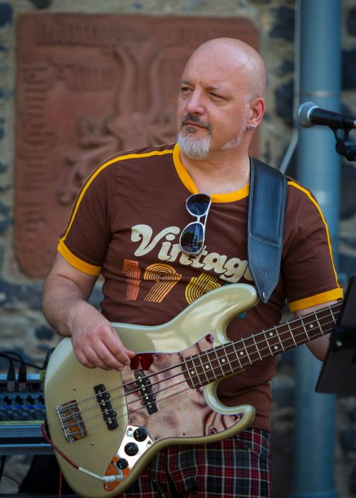 Erna und die Berts, Bass